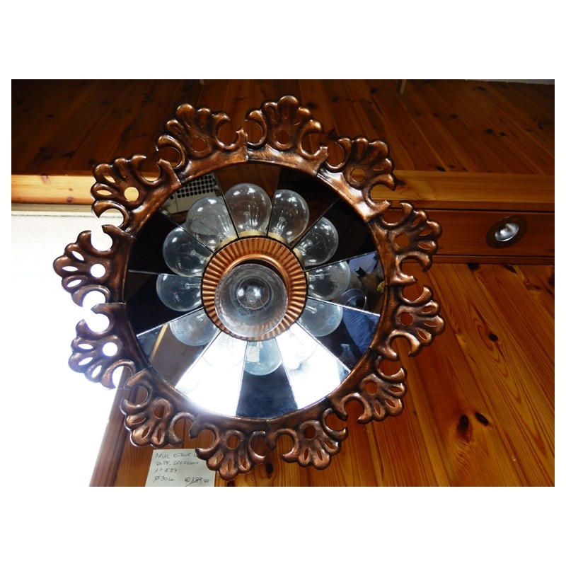 Aplic ottone antico specchio con un portalampada E27. Misure diametro 30 cm.