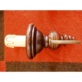 Base lampada legno stile inglese con un portalampada E14. Misure 13x25x34H cm.
